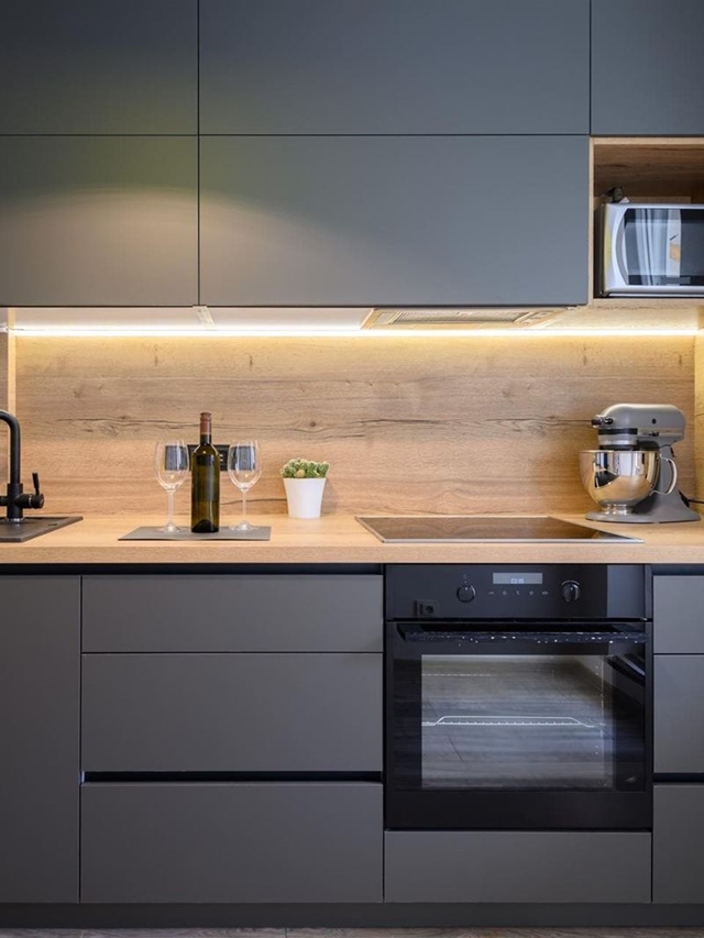 Su tienda de material de construcción en Ribeira